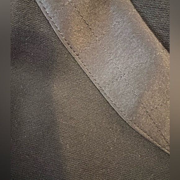 CHANEL - EXCELLENT Like NEW - Uniform Black 3/4 sleeve top with quilted CC Logo - Picture 4 of 7